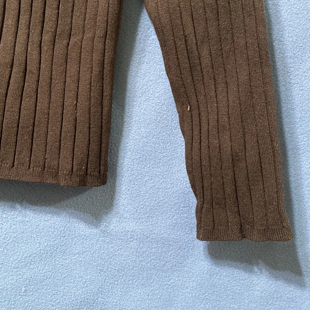 Used Van Heusen cardigan with V necklace and buttons in a front good condition
